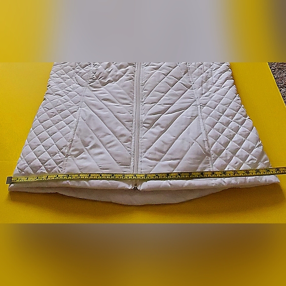 Women's Zip Up Active Quilted Vest With Sherpa Lining - Picture 6 of 10